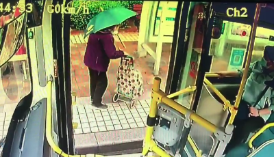 雨大風急，青島公交駕駛員這個舉動溫暖八旬老人一家人的心！  