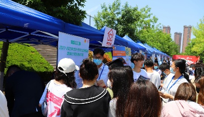 青岛市重点产业招聘进校园暨高校书记校长“访企拓岗”活动举行