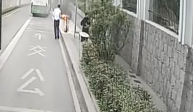 站旁垃圾箱燃明火，青島倆駕駛員聯手處置保安全！