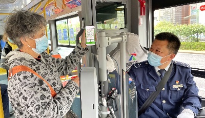 “數(shù)”說敬老  青島公交十米車廂流動萬般敬老情