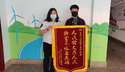 趕制錦旗、送上親筆信，青島公交高效尋物打動七旬老人心！