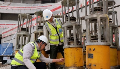 三面环海的海边足球场，你见过吗？