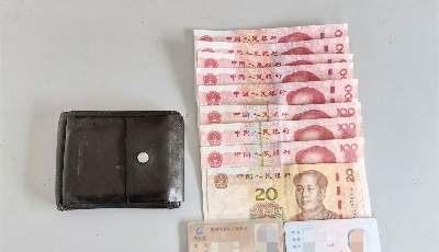公交人拾金不昧 七旬老人當(dāng)面感謝
