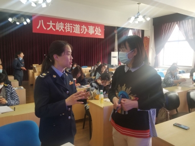 市南区税务局参加八大峡街道惠企政策“大讲坛”活动