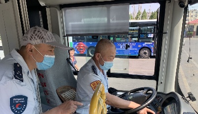 青岛高考专线车司机现场授课 分享交流经验