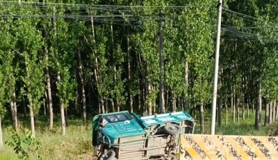 三輪車不慎側翻，校車駕駛員救助排險情
