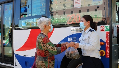 青島這支志愿服務(wù)團(tuán)隊(duì)，被白發(fā)老人點(diǎn)贊！