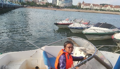 无惧风雨守护海岸的逐浪人  