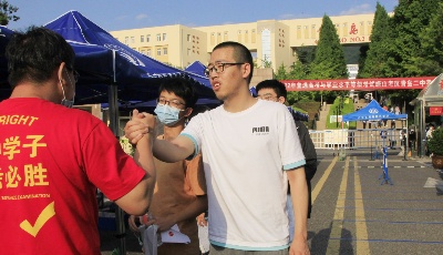 高考首日：场外等待的家长，数学题有点难的考生