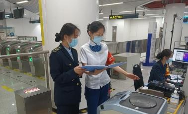 车门打开，嫌疑人和民警“撞满怀”——青岛地铁上发生的抓捕故事