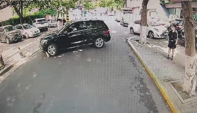 私家車前輪卡石攔路，青島公交駕駛員一個舉動疏堵獲全場點(diǎn)贊！