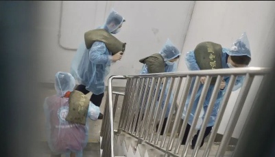 看！这暴雨中的地铁力量