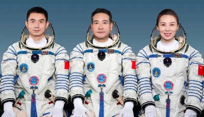 祝贺翟志刚、王亚平、叶光富！