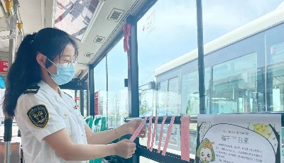 青岛温馨巴士端午节主题车厢上线