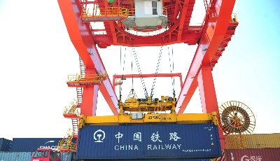 东西双向互济、陆海内外联动，上合示范区4年到发中欧班列超2000列