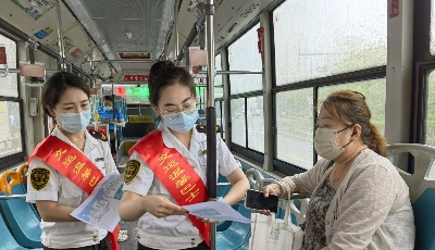 注意啦！温馨巴士31路线路临时调整  志愿者现身车厢站台担任“人形导航”