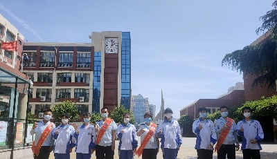 公交志愿者為兒童送去特別的節(jié)日禮物