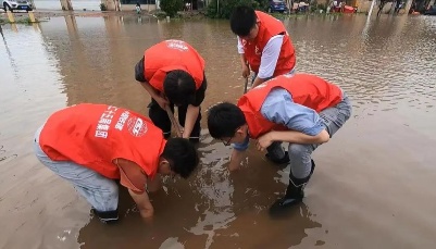 风雨中的青岛地铁“志愿红”