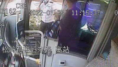 一块糖救了一条命！为这位公交司机教科书式救人方法点赞！