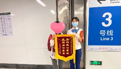 手机掉入地铁轨行区，怎么办？青岛地铁工作人员这样做……