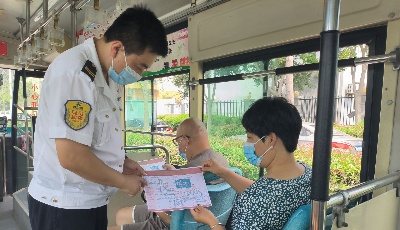 公交车改线后不会换乘？ 温馨巴士驾驶员绘制换乘线路图