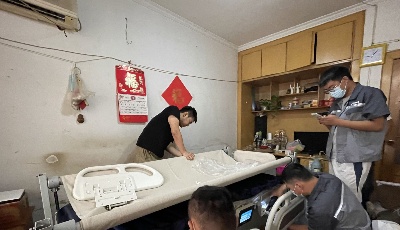 减轻老人照护负担！爱心企业为“羊汤奶奶”家庭捐赠智能护理床 