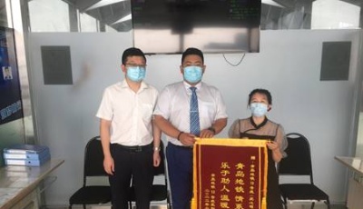 烈日下为乘客换轮胎，给这位地铁司机点赞！