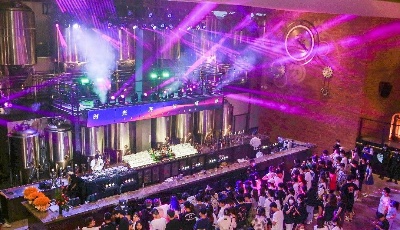 32年狂欢激情再延续！青岛全城啤酒飘香与世界干杯