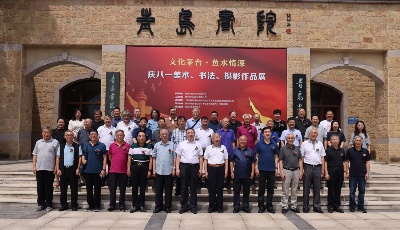 庆八一美术书法摄影作品展在青拉开帷幕