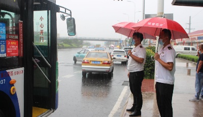 下雨天公交车“多停几秒” 安全员站点护航 助力市民安全顺畅出行