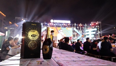 一世传奇折服老酒客！啤酒节游客用啤酒记录城市的回忆 