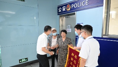 车厢内捡到1900元红包！青岛地铁员工这样做