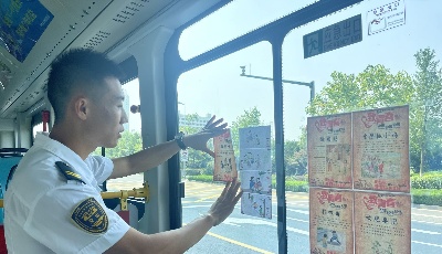青岛城运控股温馨巴士31路打造“7080后”主题车厢