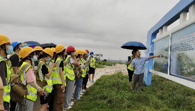 垃圾填埋场迎来“大学生”“小学生”