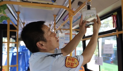 全民健身日 坐公交学“碎碎练”