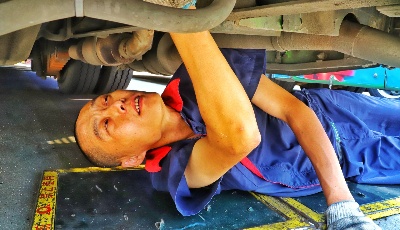 暑天赴“烤”点 贴地受“蒸煮”——青岛公交站头维修工烈日下躺地抢修保障市民出行