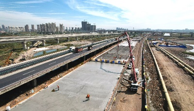 首联桥面铺装顺利完成浇筑   青兰高速双埠至河套段改扩建工程桥面施工正式展开