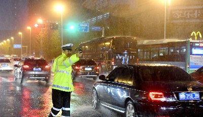 台风“梅花”来袭 3700余警力出动保交通顺畅