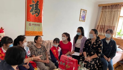 青岛山东路小学开展重阳节社区走访活动