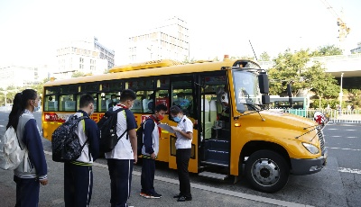  开学首日 青岛温馨校车平安护送岛城学子安全准点抵达学校