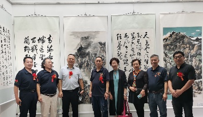 “喜迎二十大  坚定跟党走”主题书画展在崂山美术馆举行  
