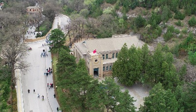 沿着总书记的足迹·新闻多一点｜杨家岭中央大礼堂：见证了具有重要里程碑意义的党的七大