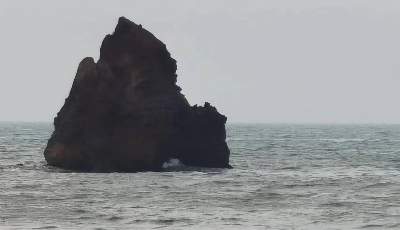 青岛“石老人”海蚀柱发生自然坍塌 现场已启动保护措施