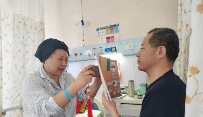 病房里的暖心直播！島城這位教師住院做手術仍堅持上網(wǎng)課