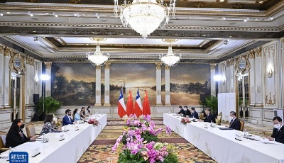 习近平会见智利总统博里奇