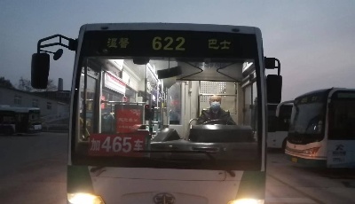 和这个城市一起苏醒！记一位青岛公交车首班车驾驶员的日常