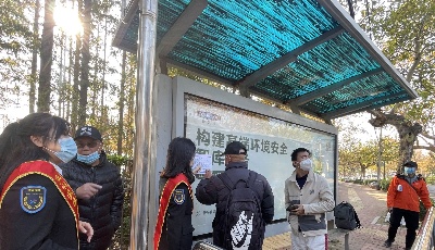 青岛温馨巴士464路临时调流 志愿者街头站台为市民答疑