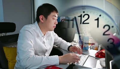 最近晚上最不能缺的是什么？当然是青岛啤酒……