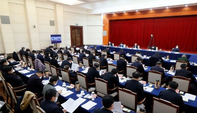 省委常委会召开会议