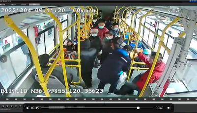 一扶到“位”  公交车厢敬老服务持续升温